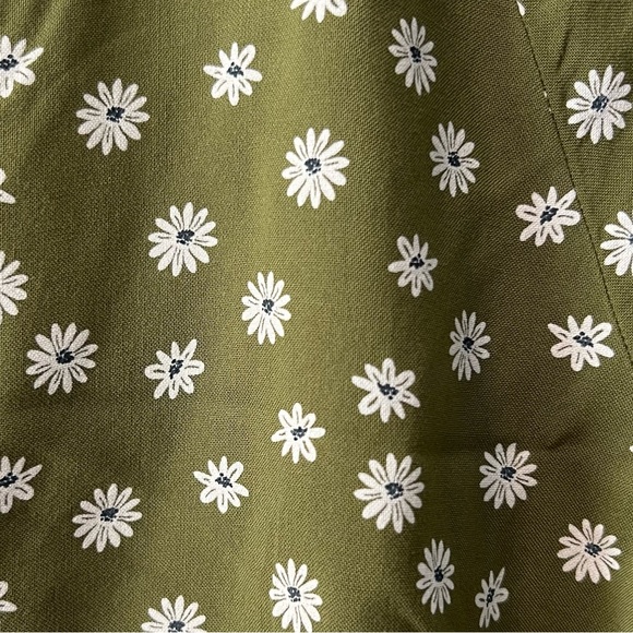 Adorable Olive Daisy Print Dress! 🌼 - Picture 4 of 4